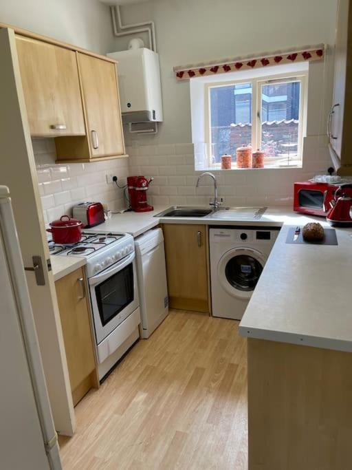 Centre Of Town House 3 Bedrooms Sleeps 5 And Infant Free Onsite Parking 2 Cars King's Lynn Exterior photo